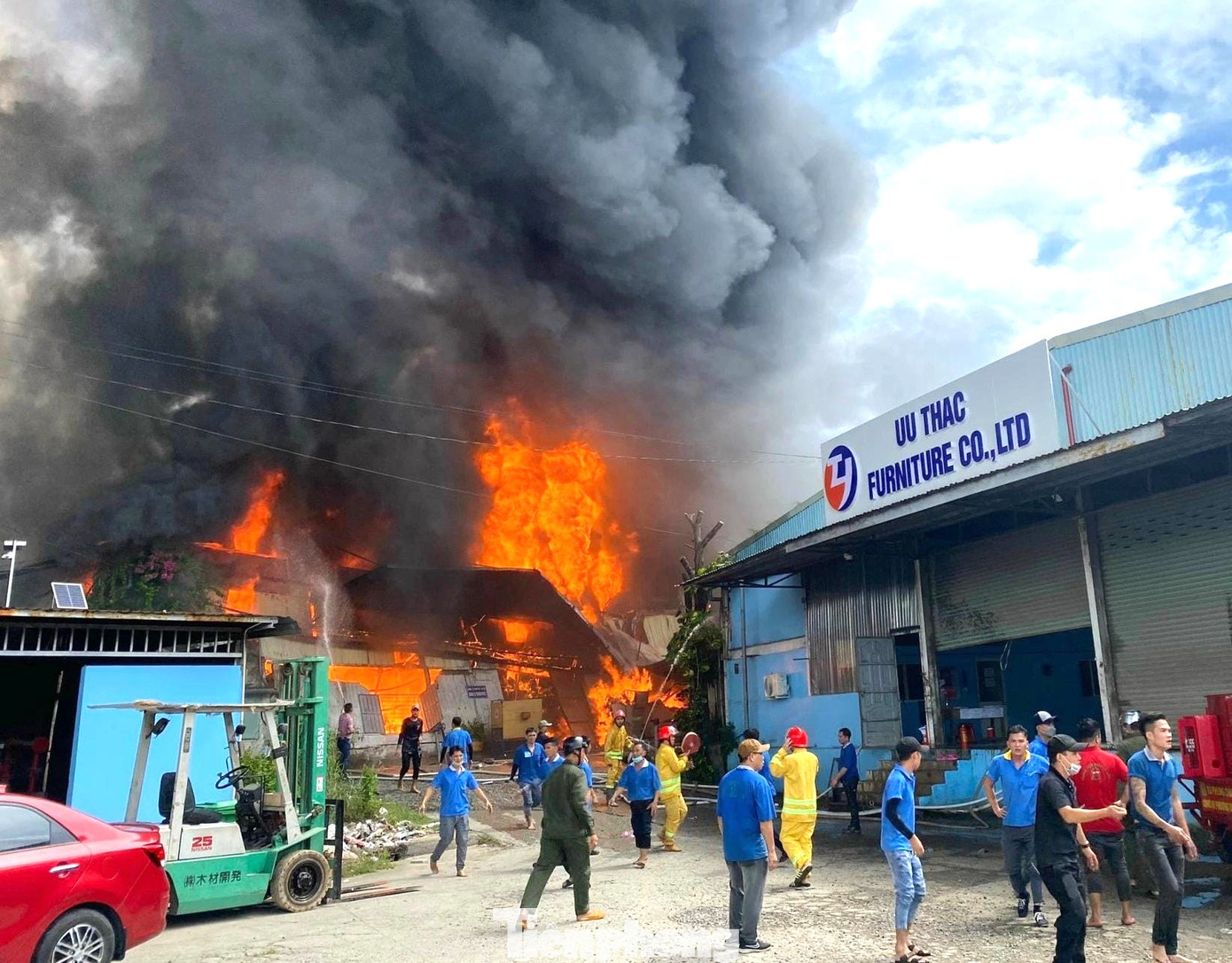 Nhận được tin báo, lực lượng chức năng tỉnh Bình Dương đã điều động 11 xe chuyên dụng cùng hàng chục cán bộ chiến sĩ đến hiện trường để triển khai công tác dập lửa.