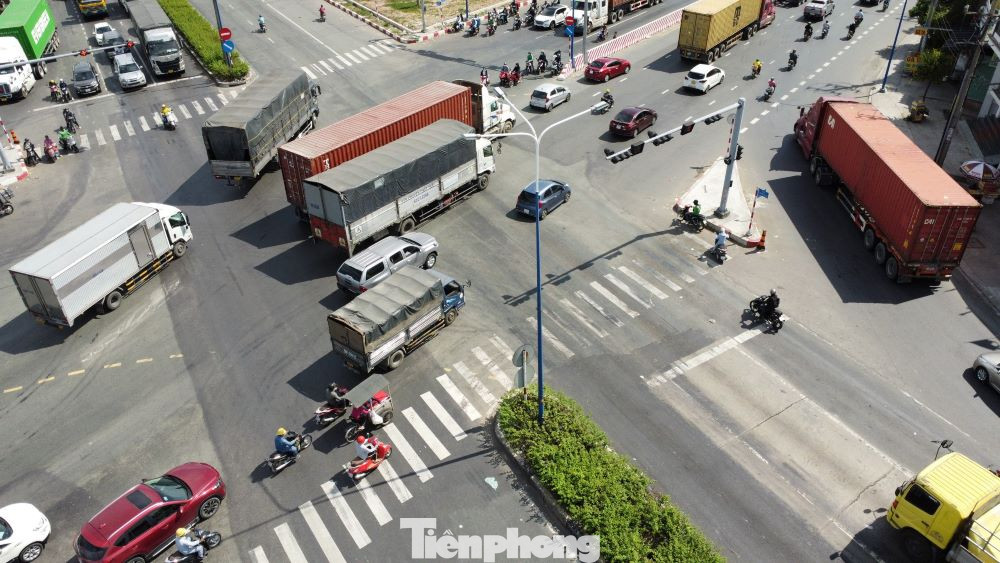 Cầu vượt thép ngã tư 550 khởi công vào tháng 1/2022, có tổng mức đầu tư hơn 140 tỷ đồng, được xây dựng tại điểm giao giữa đường ĐT 743 và đường ĐT 743B thuộc địa bàn TP.Thuận An và TP.Dĩ An (Bình Dương).