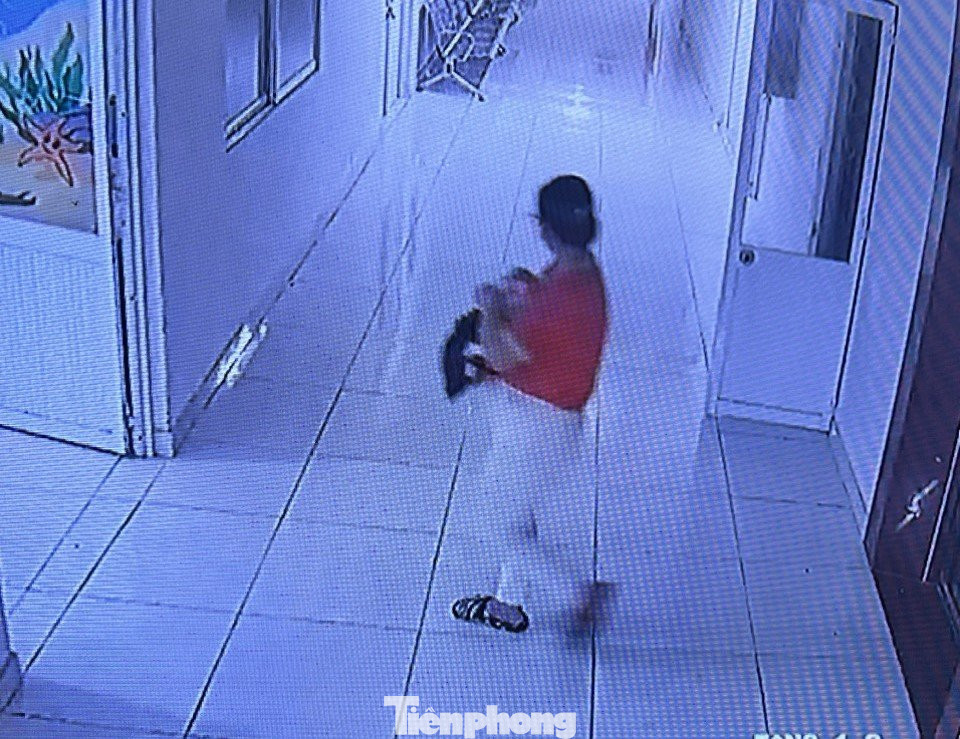 Người phụ nữ bé bé sơ sinh trong bệnh viện Ảnh: camera bệnh viện ghi lại