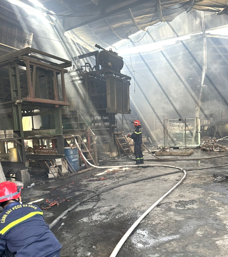 Lực lượng chức năng đã kịp thời khống chế, ngăn đám cháy lan trên diện rộng Lực lượng chức năng đã kịp thời khống chế, ngăn đám cháy lan trên diện rộng