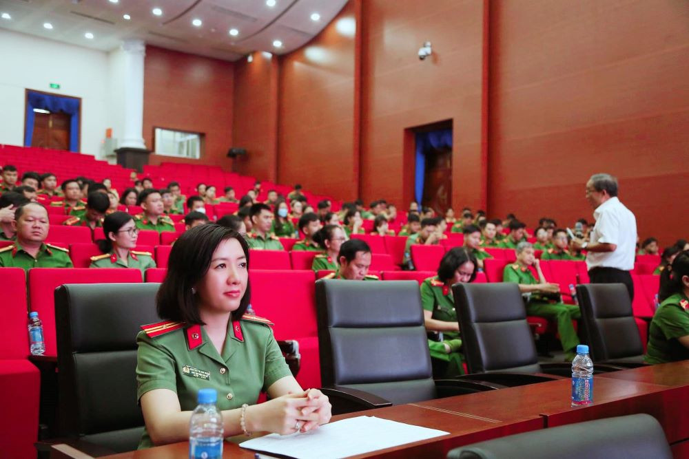 Cán bộ, chiến sĩ Công an tỉnh Bình Dương tại lễ phát động Cán bộ, chiến sĩ Công an tỉnh Bình Dương tại lễ phát động