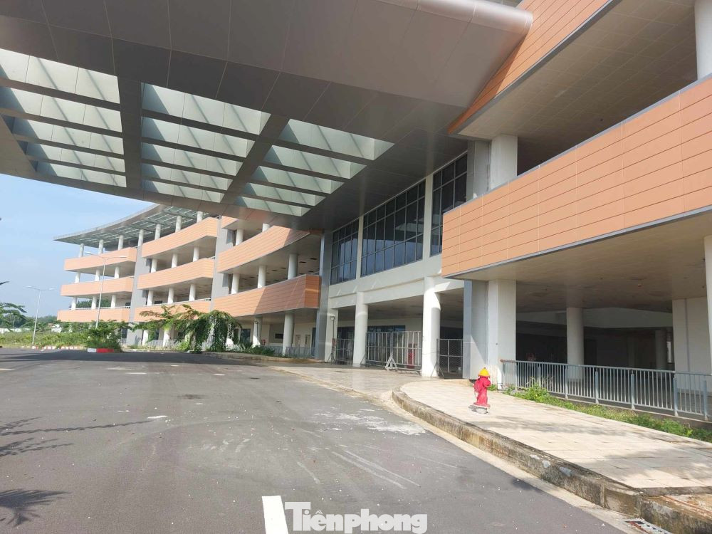 Đến cuối 2018, dự án mới bắt đầu thi công trở lại và dự kiến đến khoảng tháng 6/2020 đưa vào hoạt động. Tuy nhiên, vào khoảng thời gian này, dịch bệnh COVID-19 bất ngờ bùng phát mạnh tại Bình Dương, cùng với công tác mua sắm trang thiết bị gặp nhiều khó khăn… công trình tiếp tục gián đoạn. Đến cuối 2018, dự án mới bắt đầu thi công trở lại và dự kiến đến khoảng tháng 6/2020 đưa vào hoạt động. Tuy nhiên, vào khoảng thời gian này, dịch bệnh COVID-19 bất ngờ bùng phát mạnh tại Bình Dương, cùng với công tác mua sắm trang thiết bị gặp nhiều khó khăn… công trình tiếp tục gián đoạn.