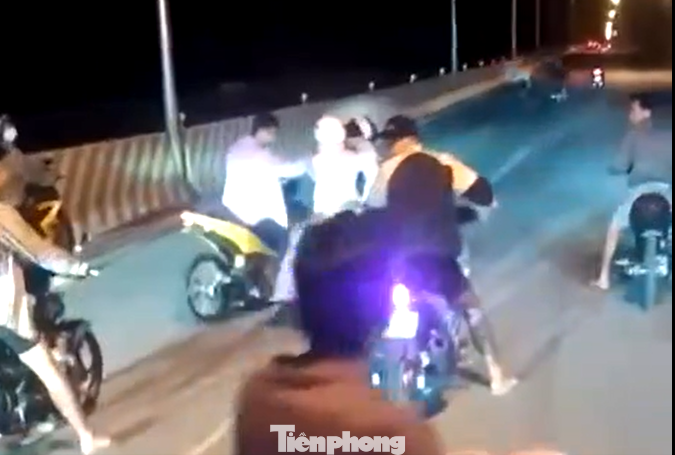 Nhóm thanh niên gây náo loạn trên quốc lộ 13 Nhóm thanh niên gây náo loạn trên quốc lộ 13