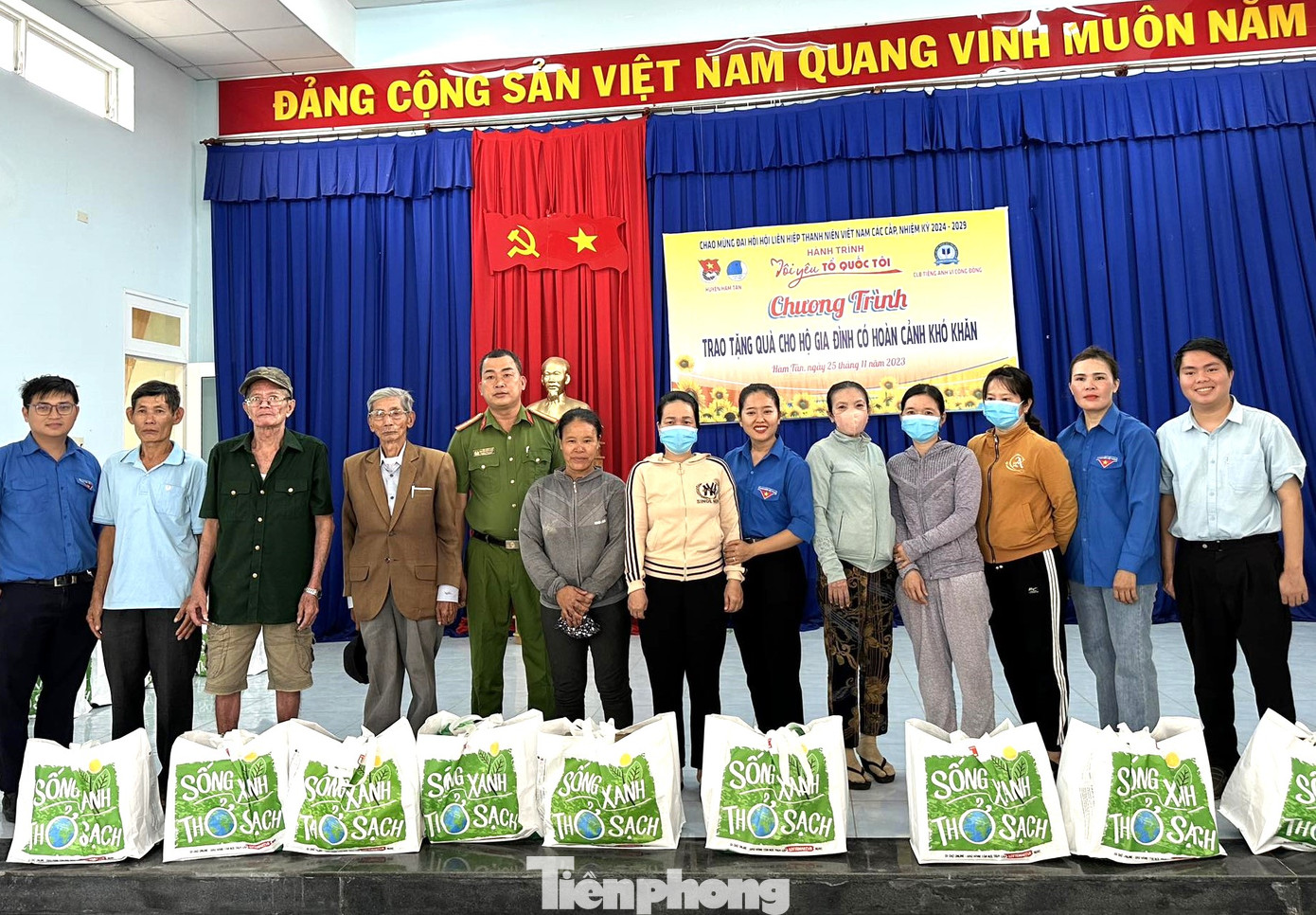 Tặng quà cho người dân có hoàn cảnh khó khăn