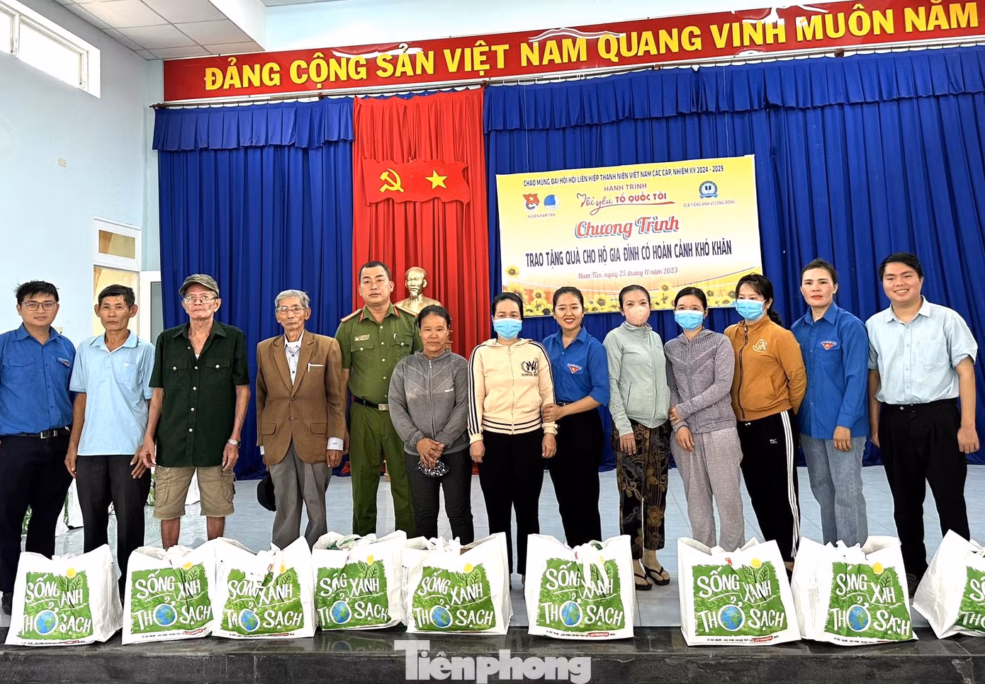 Tặng quà cho người dân có hoàn cảnh khó khăn