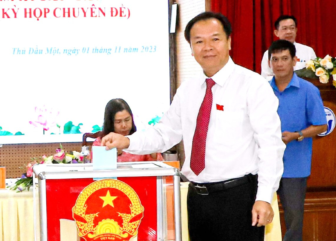 Đại biểu bỏ phiếu bầu tại kỳ họp HĐND thành phố Thủ Dầu Một Đại biểu bỏ phiếu bầu tại kỳ họp HĐND thành phố Thủ Dầu Một