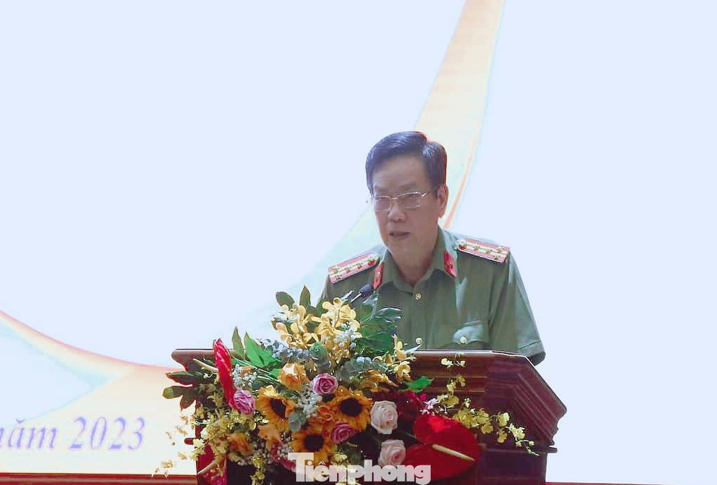 Đại tá Nguyễn Văn Dựt, Phó Giám đốc Công an tỉnh Bình Dương phát biểu tại lễ phát động Đại tá Nguyễn Văn Dựt, Phó Giám đốc Công an tỉnh Bình Dương phát biểu tại lễ phát động