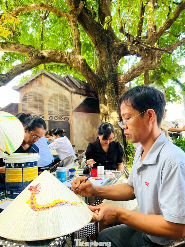 Từ khi thành lập đến năm 1932, trường đã đào tạo được gần 400 người, đây là lớp nghệ nhân đầu tiên trên đất Thủ