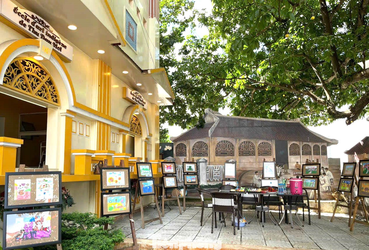 Trường dạy tổng hợp tất cả nghệ thuật trang trí nội thất bao gồm bốn nghề, mỗi nghề tương ứng với một ban: Ban tế mộc công (nghề làm mộc, đóng tủ bàn ghế), điêu khắc (chạm khắc gỗ, khảm và đá cẩm thạch), sơn mài, vẽ kiểu mộc và trang trí