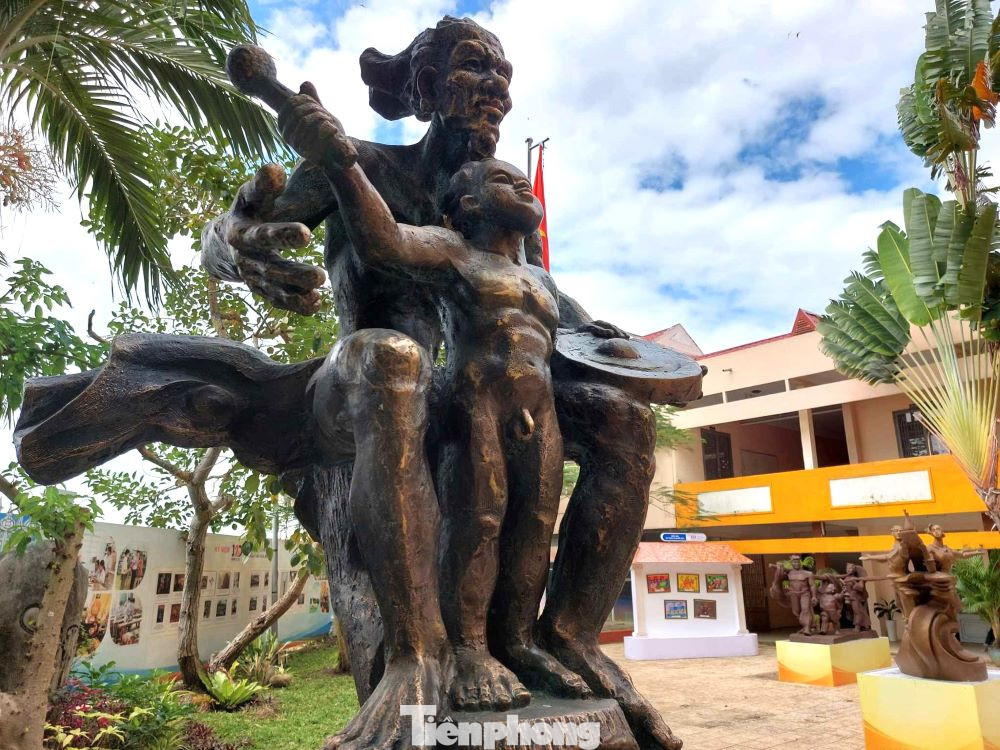 Giai đoạn 1914-1932, trường dời về địa điểm đối diện nhà Phú Cường, trước chợ Thủ Dầu Một. Đầu năm 1932 trường đổi tên là trường Mỹ nghệ thực hành Thủ Dầu Một, sau đó dời về đường Bạch Đằng cạnh bờ sông Sài Gòn cho đến nay