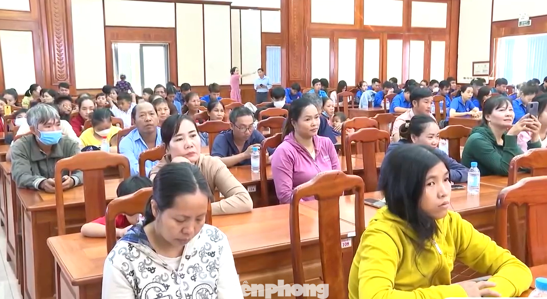 Người dân tham dự lễ phát động “Tháng hành động vì bình đẳng giới và phòng ngừa, ứng phó với bạo lực trên cơ sở giới năm 2023”.