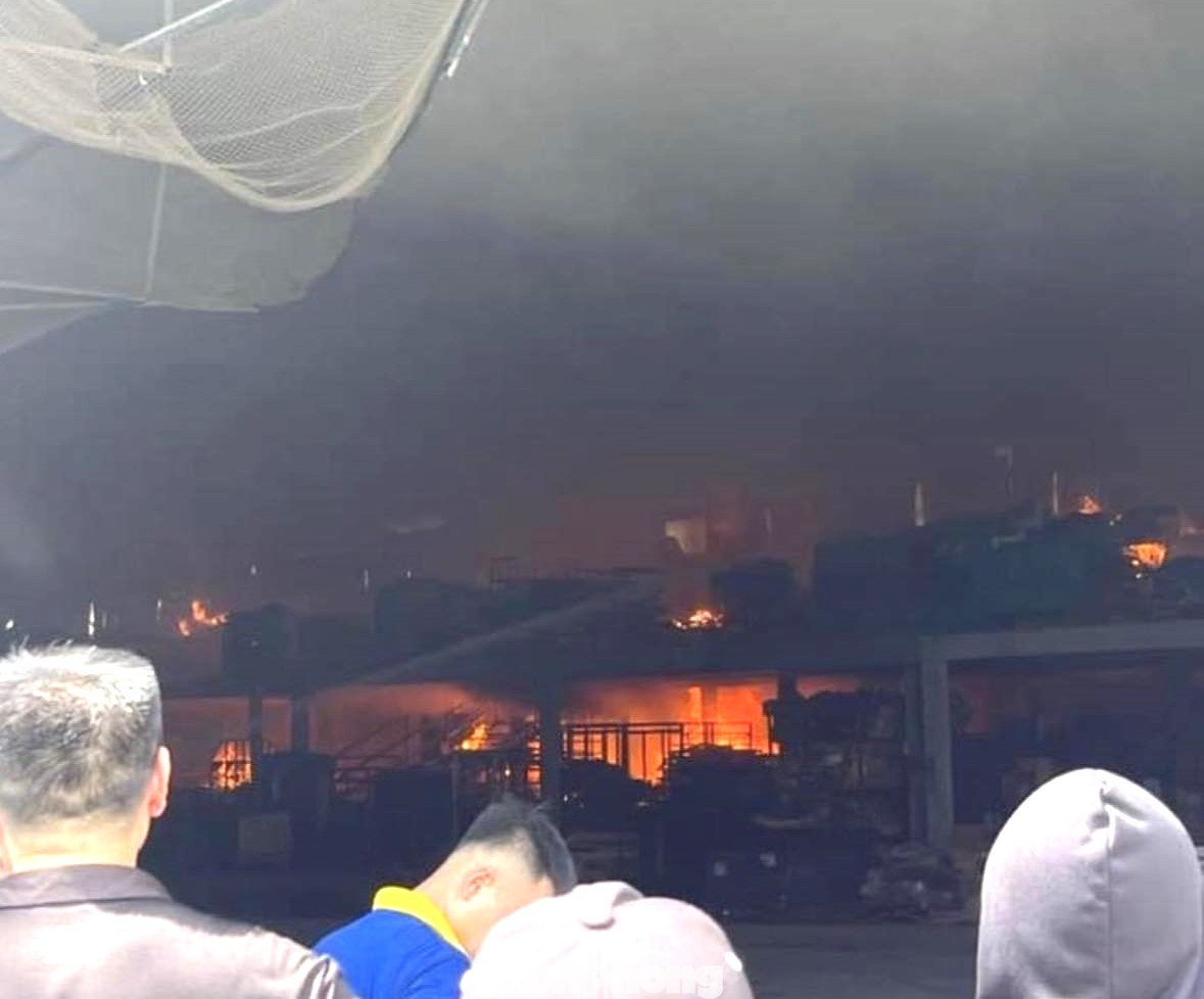 Lửa thiêu rụi nhiều tài sản bên trong nhà xưởng.