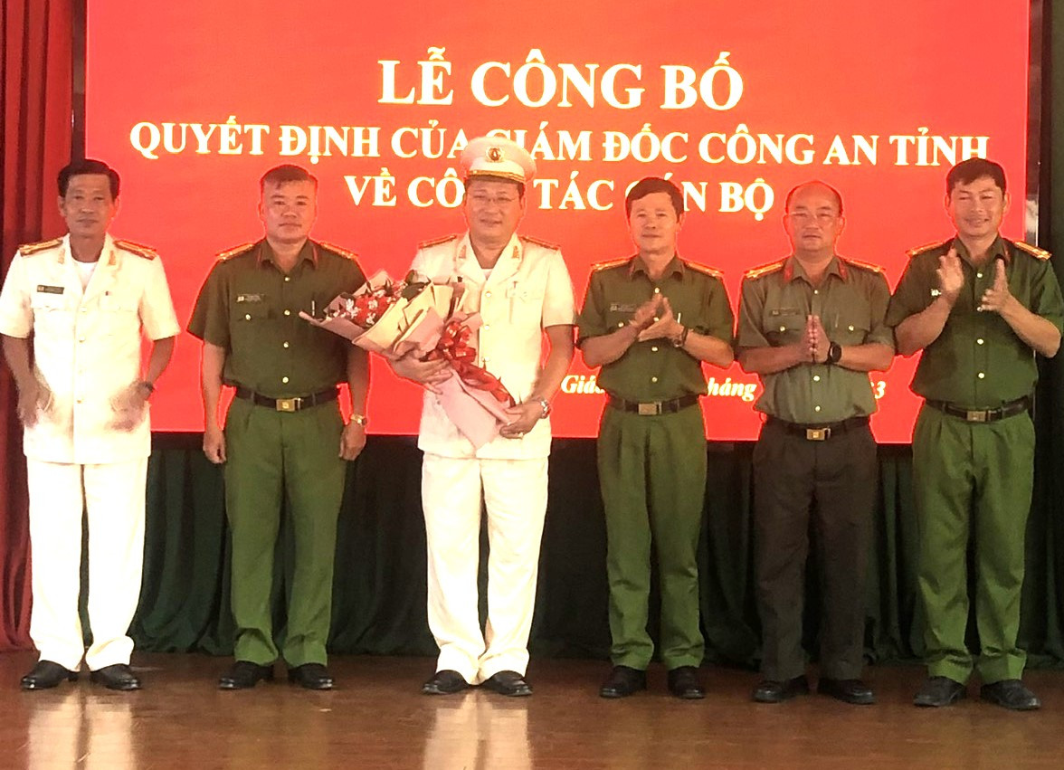 Công bố các quyết định của Giám đốc Công an tỉnh Bình Dương về công tác cán bộ tại huyện Phú Giáo Công bố các quyết định của Giám đốc Công an tỉnh Bình Dương về công tác cán bộ tại huyện Phú Giáo