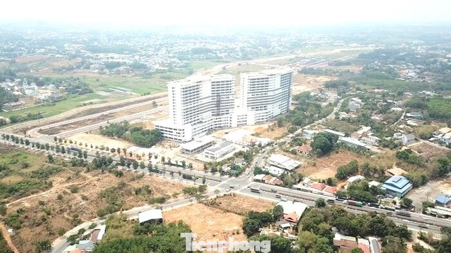 Liên quan đến dự án này, đại diện lãnh đạo Ban Quản lý dự án đầu tư xây dựng tỉnh Bình Dương (chủ đầu tư) cho biết, về xây dựng cơ bản công trình đã xong, phần chưa xong chủ yếu là việc lắp đặt thiết bị. Qua thời gian, thiết bị thay đổi thông số phải đặt lại, kéo theo thay đổi các thủ tục đặt mua, cùng với tình hình thế giới phức tạp gây nhiều khó khăn khi nhập khẩu thiết bị máy móc. Liên quan đến dự án này, đại diện lãnh đạo Ban Quản lý dự án đầu tư xây dựng tỉnh Bình Dương (chủ đầu tư) cho biết, về xây dựng cơ bản công trình đã xong, phần chưa xong chủ yếu là việc lắp đặt thiết bị. Qua thời gian, thiết bị thay đổi thông số phải đặt lại, kéo theo thay đổi các thủ tục đặt mua, cùng với tình hình thế giới phức tạp gây nhiều khó khăn khi nhập khẩu thiết bị máy móc.