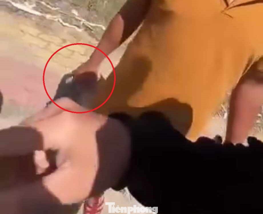 Người cầm viên gạch, có hành vi thiếu chuẩn mực là cán bộ cảnh sát giao thông bị xử lý kỷ luật. Người cầm viên gạch, có hành vi thiếu chuẩn mực là cán bộ cảnh sát giao thông bị xử lý kỷ luật.