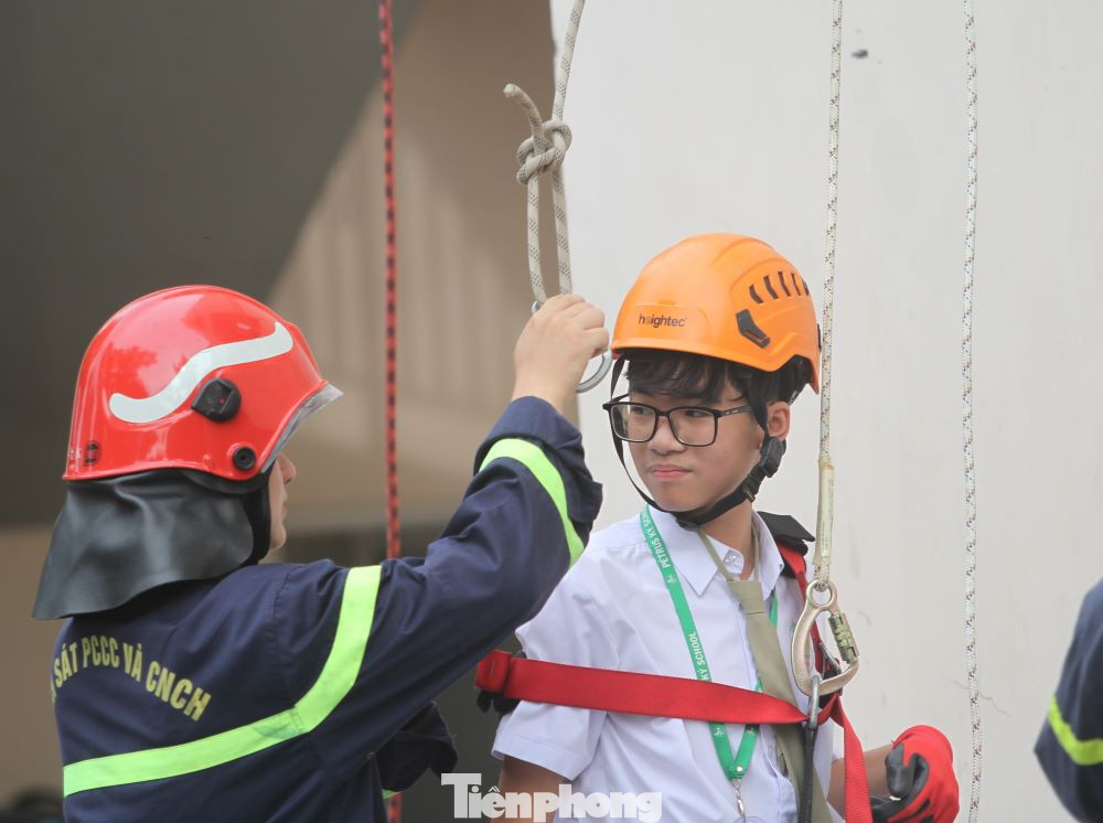 Các em học sinh thực hành các kỹ năng thoát nạn, thoát hiểm khi có sự cố cháy xảy ra như: Di chuyển thoát nạn trong môi trường có khí độc; các động tác di chuyển người bị nạn cơ bản nhất, cách bảo vệ người và đường hô hấp trong quá trình thoát nạn.