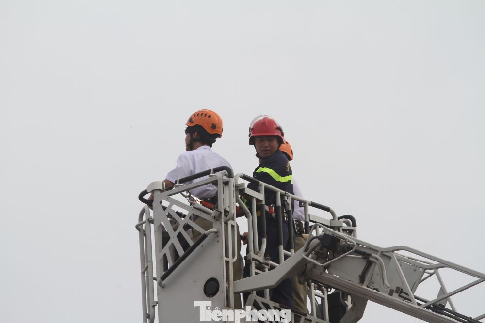 Xe thang cao có thể chữa cháy tòa nhà cao hàng chục tầng.