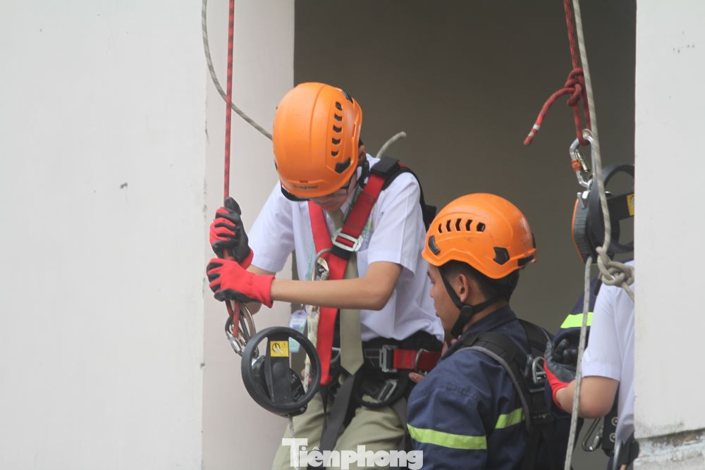 Ngoài ra, các em học sinh được leo lên xe thang cao hàng chục mét để chữa cháy với sự hướng dẫn của cán bộ, chiến sĩ.
