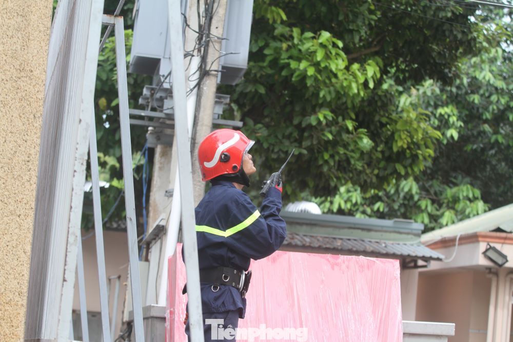Ban tổ chức đã bố trí giả định một tòa nhà ở phường Hiệp Thành (TP Thủ Dầu Một, Bình Dương) gặp sự cố hỏa hoạn để các em học sinh thoát nạn từ lầu cao xuống đất an toàn.