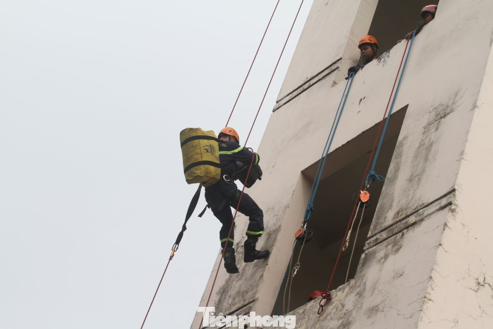 Ngày 16/11, anh Đậu Văn Huấn, Bí thư Đoàn Thanh niên Phòng Cảnh sát phòng cháy chữa cháy và cứu nạn cứu hộ Công an tỉnh Bình Dương cho biết, đơn vị phối hợp cùng Hội Phụ nữ, công đoàn tổ chức chương trình trải nghiệm thực tế cho các em học sinh trên địa bàn tỉnh.