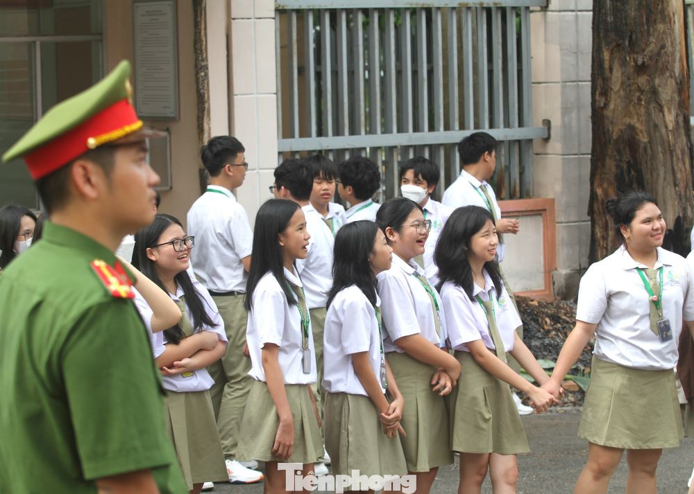 Học sinh thích thú khi tận mắt chứng kiến các pha thoát nạn, chữa cháy trên cao.