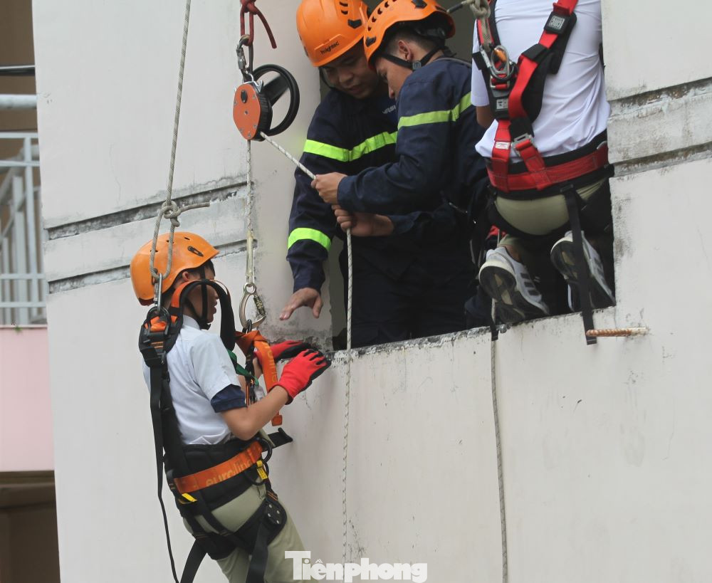 Ngoài ra các em còn được hướng dẫn thực hành cách xử lý dập tắt các đám cháy nhỏ và cơ bản: sử dụng bình chữa cháy và dập tắt đám cháy khay xăng, bình gas, dầu; trải nghiệm hoạt động của xe chữa cháy.