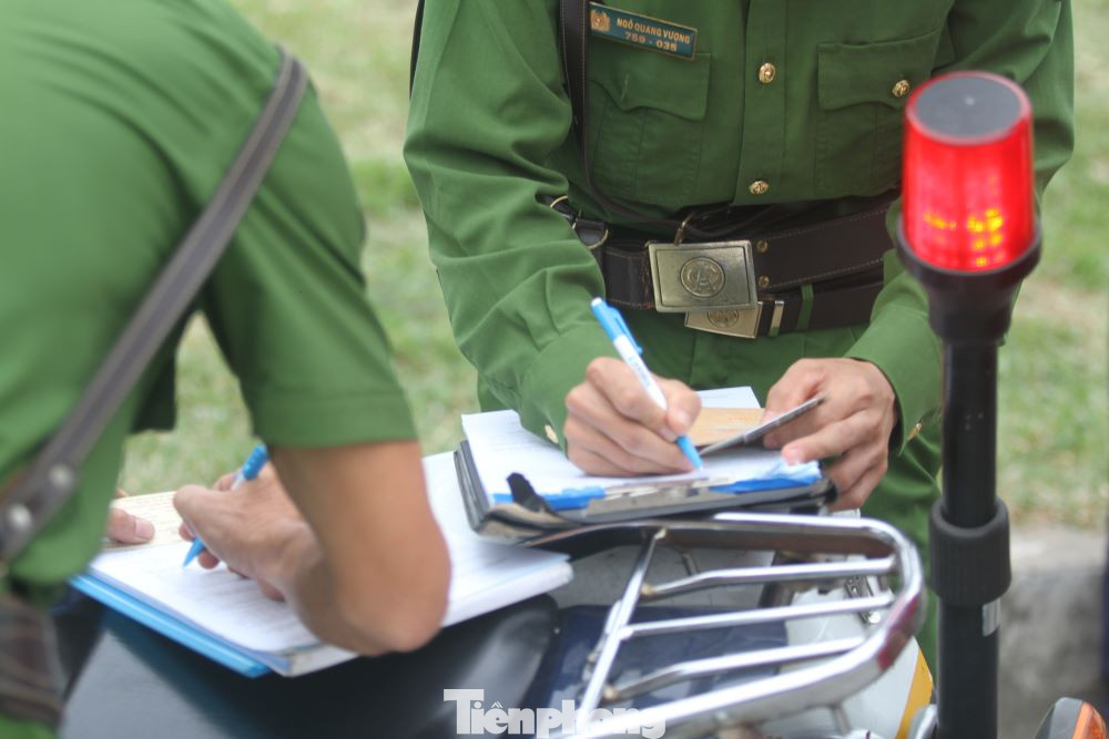 Đối với các trường hợp bị lập biên bản, do nhận thức được hành vi vi phạm nên người bị xử lý chấp hành, không có thái độ cản trở lực lượng chức năng. Đối với các trường hợp bị lập biên bản, do nhận thức được hành vi vi phạm nên người bị xử lý chấp hành, không có thái độ cản trở lực lượng chức năng.