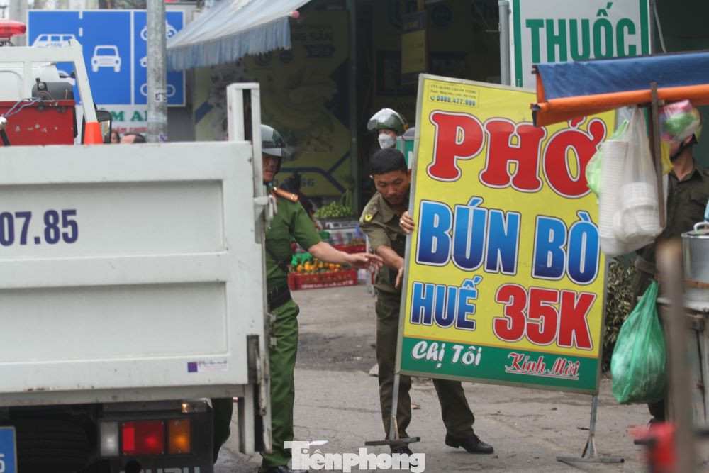 Đại diện lãnh đạo Phòng Cảnh sát quản lý hành chính về trật tự xã hội Công an tỉnh Bình Dương cho biết, ngoài xử lý hành vi vi phạm, Tổ công tác chú trọng công tác tuyên truyền, vận động, nhắc nhở người dân và các hộ kinh doanh, buôn bán tự giác tháo dỡ chướng ngại vật. Đại diện lãnh đạo Phòng Cảnh sát quản lý hành chính về trật tự xã hội Công an tỉnh Bình Dương cho biết, ngoài xử lý hành vi vi phạm, Tổ công tác chú trọng công tác tuyên truyền, vận động, nhắc nhở người dân và các hộ kinh doanh, buôn bán tự giác tháo dỡ chướng ngại vật.