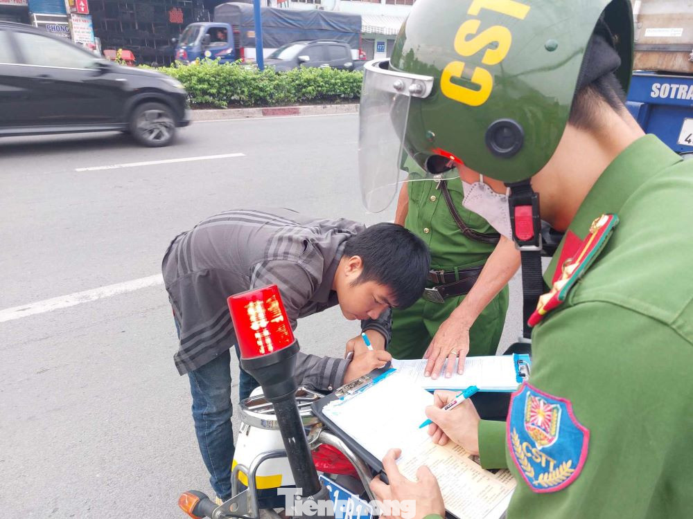 Tài xế xe tải ký biên bản xử lý vi phạm hành chính Tài xế xe tải ký biên bản xử lý vi phạm hành chính