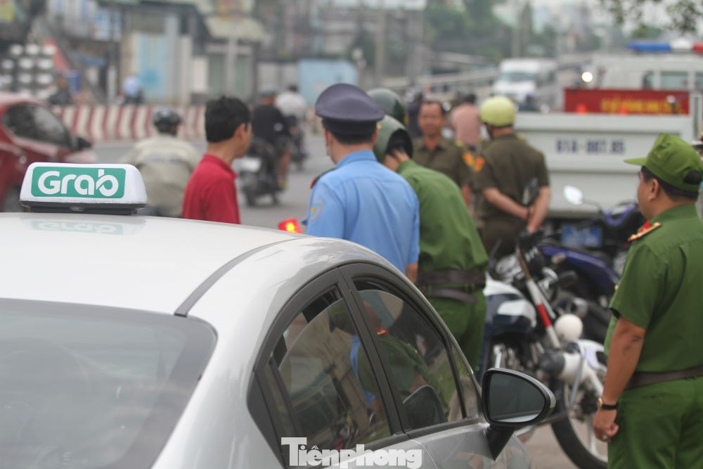 Tổ công tác lập biên bản xử lý trường hợp đỗ xe nơi có biển báo cấm Tổ công tác lập biên bản xử lý trường hợp đỗ xe nơi có biển báo cấm