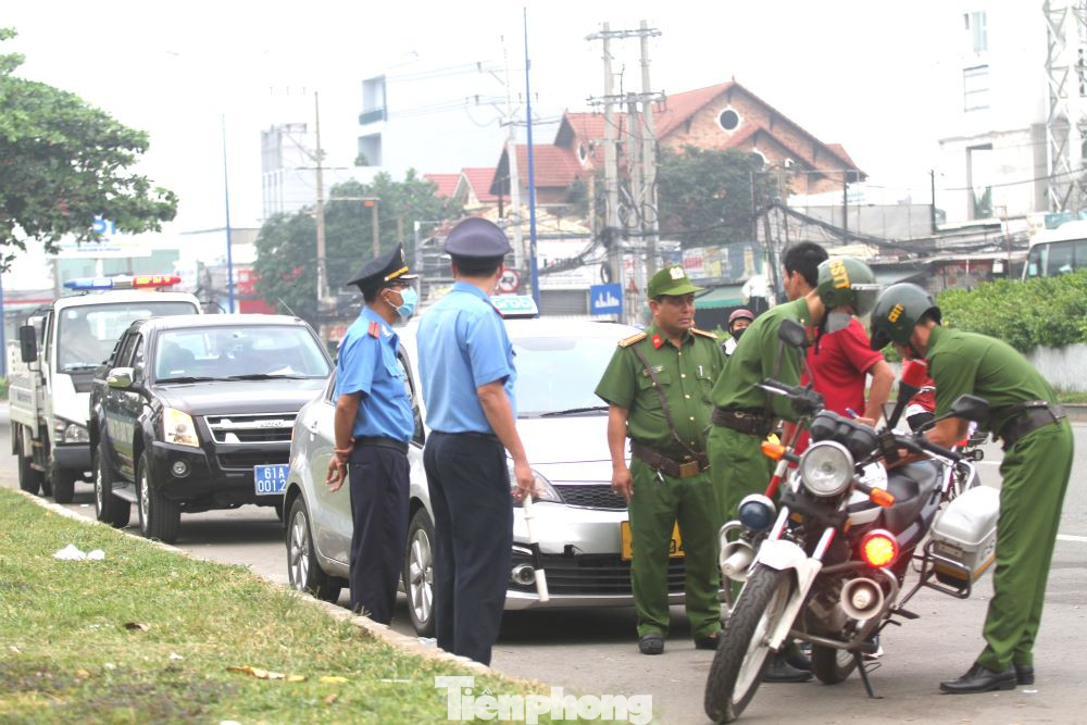 Lực lượng Cảnh sát và Thanh tra giao thông phối hợp xử lý trường hợp vi phạm trên tuyến quốc lộ 13.