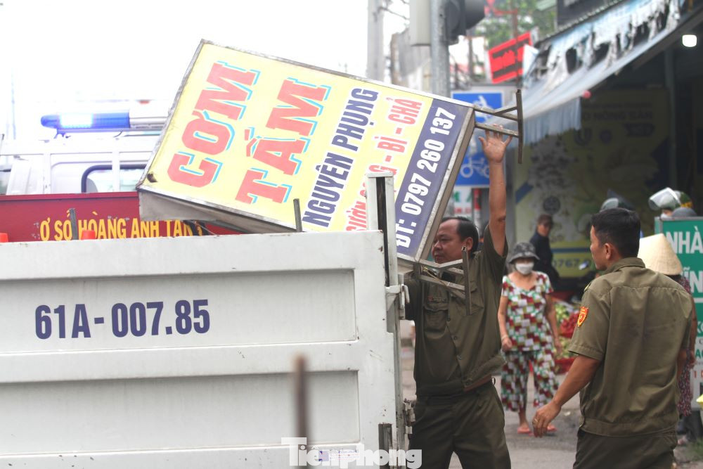 Ghi nhận của phóng viên, tình trạng người dân tự ý lấn chiếm lòng, lề đường, vỉa hè làm nơi để xe, buôn bán còn xảy. Ghi nhận của phóng viên, tình trạng người dân tự ý lấn chiếm lòng, lề đường, vỉa hè làm nơi để xe, buôn bán còn xảy.