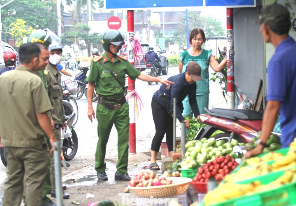 Ông Nguyễn Văn Sáu, hộ kinh doanh bên tuyến quốc lộ 13 (phường Vĩnh Phú, TP Thuận An) cho biết: “Do cơ sở kinh doanh nhỏ, hẹp nên dọn hàng hóa lấn ra vỉa hè. Hôm nay bị lập biên bản vi phạm và được cán bộ tuyên truyền, nhắc nhở nên gia đình thu dọn hàng hóa gọn gàng, không tái phạm”. Ông Nguyễn Văn Sáu, hộ kinh doanh bên tuyến quốc lộ 13 (phường Vĩnh Phú, TP Thuận An) cho biết: “Do cơ sở kinh doanh nhỏ, hẹp nên dọn hàng hóa lấn ra vỉa hè. Hôm nay bị lập biên bản vi phạm và được cán bộ tuyên truyền, nhắc nhở nên gia đình thu dọn hàng hóa gọn gàng, không tái phạm”.