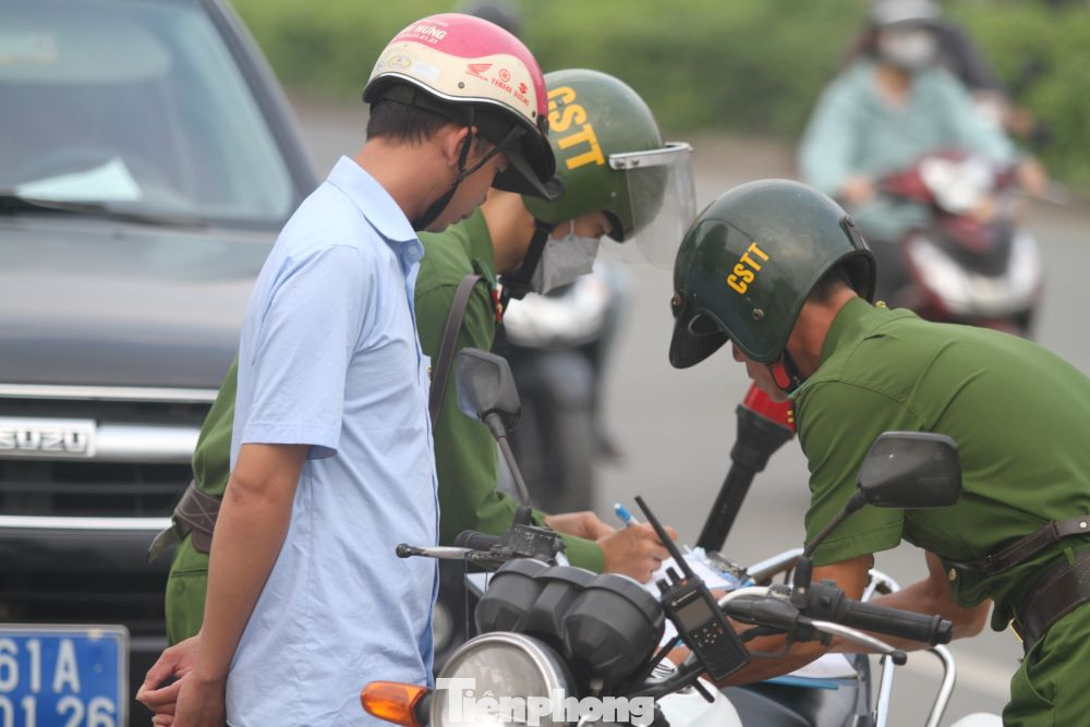 Sáng ngày 23/11, phóng viên báo Tiền Phong đã theo chân lực lượng này tại tuyến quốc lộ 13, bắt đầu từ cổng chào Bình Dương (TP Thuận An) giáp ranh TPHCM. Sáng ngày 23/11, phóng viên báo Tiền Phong đã theo chân lực lượng này tại tuyến quốc lộ 13, bắt đầu từ cổng chào Bình Dương (TP Thuận An) giáp ranh TPHCM.