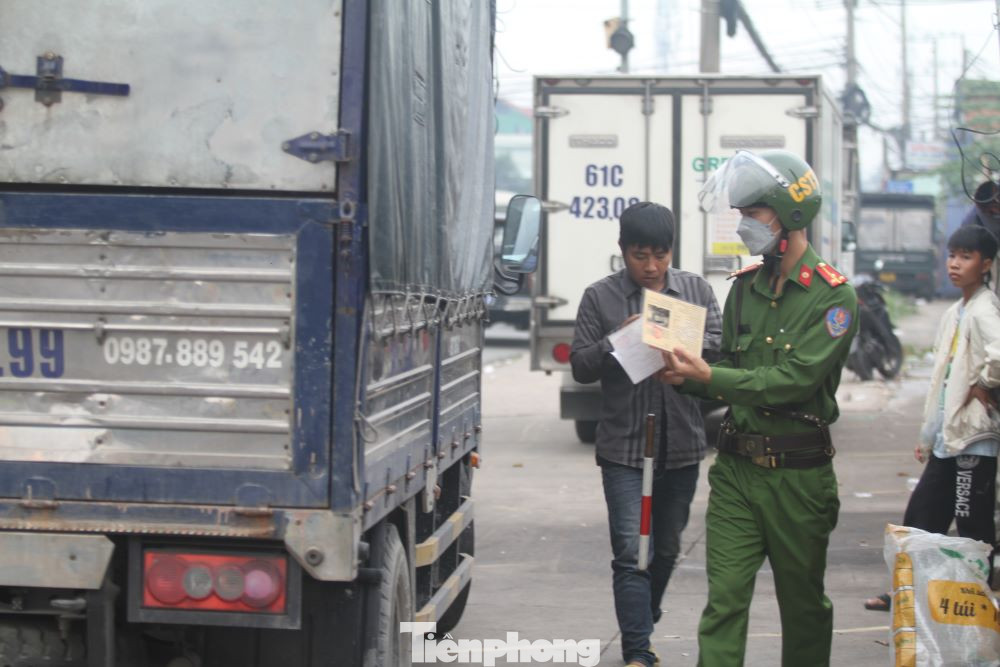 Xe tải đậu trên vỉa hè bị lập biên bản xử lý vi phạm Xe tải đậu trên vỉa hè bị lập biên bản xử lý vi phạm