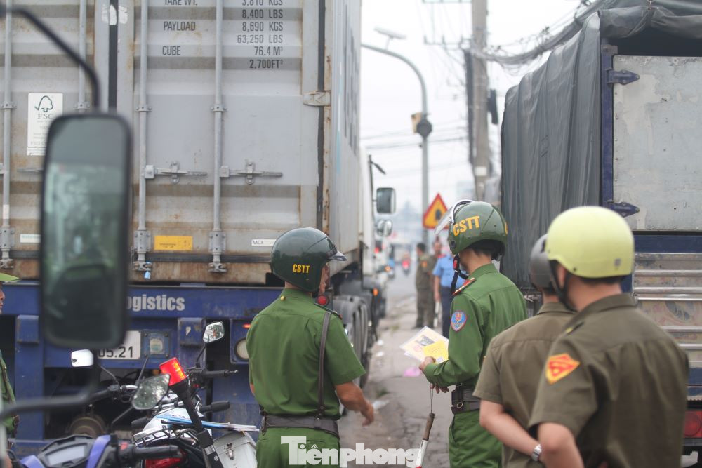 Ghi nhận của phóng viên, tình trạng người dân tự ý lấn chiếm lòng, lề đường, vỉa hè làm nơi để xe, buôn bán còn xảy, nhất là đoạn thuộc phường Vĩnh Phú (TP Thuận An). Ghi nhận của phóng viên, tình trạng người dân tự ý lấn chiếm lòng, lề đường, vỉa hè làm nơi để xe, buôn bán còn xảy, nhất là đoạn thuộc phường Vĩnh Phú (TP Thuận An).