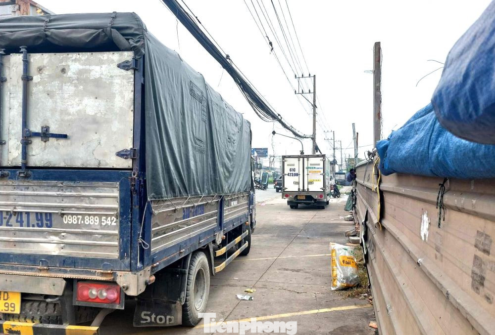 Xe tải đậu hàng dài trên vỉa hè quốc lộ 13 đoạn phường Vĩnh Phú, TP Thuận An Xe tải đậu hàng dài trên vỉa hè quốc lộ 13 đoạn phường Vĩnh Phú, TP Thuận An