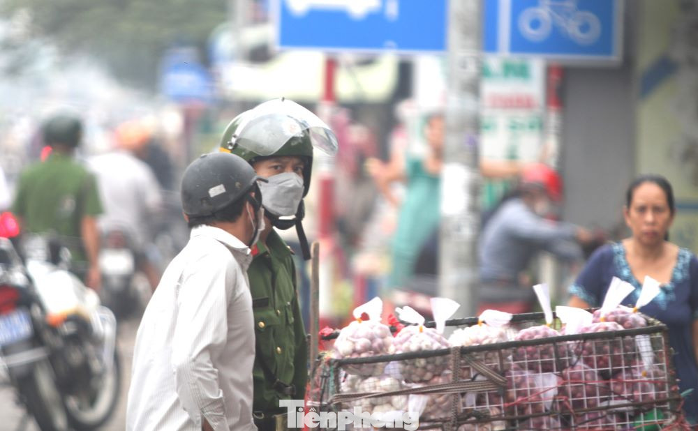 Một số cửa hàng bày bán hàng hóa tràn ra vỉa hè, gây ảnh hưởng đến người đi đường. Khi thấy sự có mặt của lực lượng chức năng, chủ cơ sở kinh doanh nhanh chóng dọn dẹp hàng hóa vào bên trong. Tuy nhiên, vẫn có một số trường hợp không chấp hành nên Tổ công tác đã lập biên bản vi phạm hành chính. Một số cửa hàng bày bán hàng hóa tràn ra vỉa hè, gây ảnh hưởng đến người đi đường. Khi thấy sự có mặt của lực lượng chức năng, chủ cơ sở kinh doanh nhanh chóng dọn dẹp hàng hóa vào bên trong. Tuy nhiên, vẫn có một số trường hợp không chấp hành nên Tổ công tác đã lập biên bản vi phạm hành chính.