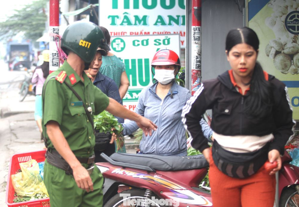 Một số cửa hàng bày bán hàng hóa tràn ra vỉa hè, khi thấy sự có mặt của lực lượng chức năng, chủ cơ sở kinh doanh nhanh chóng dọn dẹp hàng hóa vào bên trong. Một số cửa hàng bày bán hàng hóa tràn ra vỉa hè, khi thấy sự có mặt của lực lượng chức năng, chủ cơ sở kinh doanh nhanh chóng dọn dẹp hàng hóa vào bên trong.