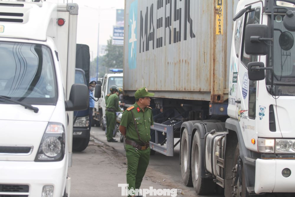 Để đảm bảo an toàn cho phương tiện tham gia giao thông, tránh ùn tắc, lực lượng chức năng đã xử lý nghiêm các trường hợp xe máy chạy ngược chiều trên quốc lộ 13. Các trường hợp vi phạm xin Tổ công tác bỏ qua lỗi, song vẫn bị lập biên bản để xử lý theo quy định. Phương tiện đậu trên vỉa hè bị lực lượng chức năng lập biên bản xử lý Để đảm bảo an toàn cho phương tiện tham gia giao thông, tránh ùn tắc, lực lượng chức năng đã xử lý nghiêm các trường hợp xe máy chạy ngược chiều trên quốc lộ 13. Các trường hợp vi phạm xin Tổ công tác bỏ qua lỗi, song vẫn bị lập biên bản để xử lý theo quy định. Phương tiện đậu trên vỉa hè bị lực lượng chức năng lập biên bản xử lý