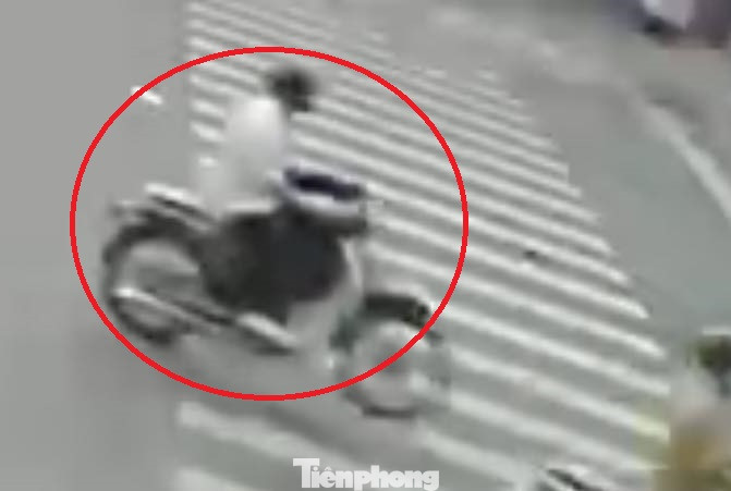 Nam thanh niên đi xe máy liên quan đến vụ tai nạn. Ảnh: cắt từ camera Nam thanh niên đi xe máy liên quan đến vụ tai nạn. Ảnh: cắt từ camera