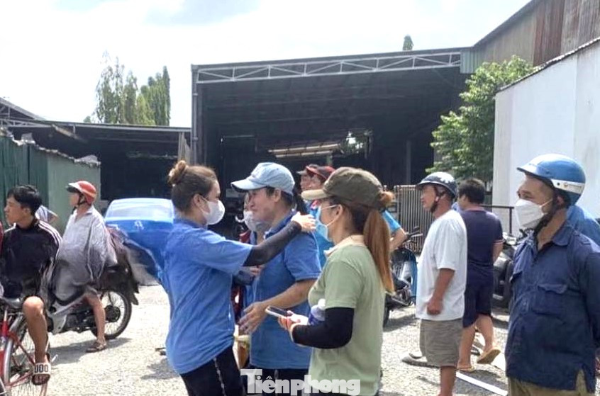 Nhiều công nhân đứng nhìn nhà xưởng công ty chìm trong biển lửa với tâm trạng đầy lo lắng. “Còn vài tháng nữa là Tết rồi mà công ty cháy… làm sao có tiền đây”, một công nhân than thở.