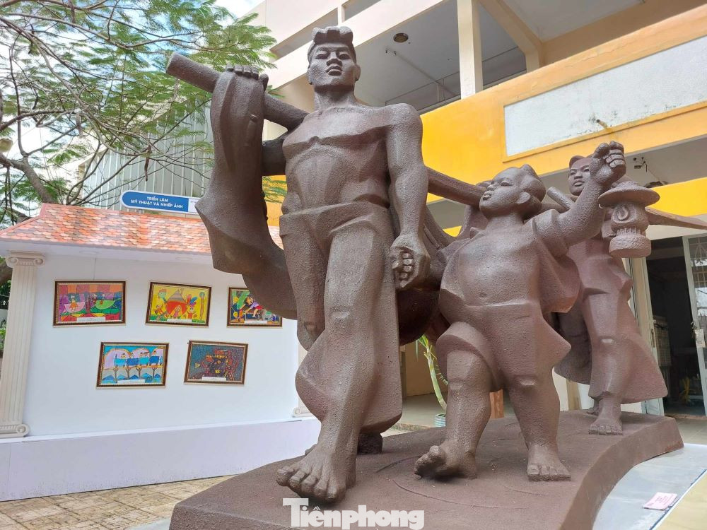 Giai đoạn sau năm 1975, miền Nam hoàn toàn giải phóng và thống nhất đất nước, trường chuyển từ kỹ thuật sang mỹ thuật thuần túy, đổi tên là Trường Trung học Mỹ thuật Công nghiệp Sông Bé thuộc Bộ Công nghiệp nhẹ quản lý. Đến năm 1982 trường được giao về tỉnh Sông Bé quản lý, trực thuộc Ban Giáo dục chuyên nghiệp tỉnh, nay là Sở Giáo dục và Đào tạo Bình Dương