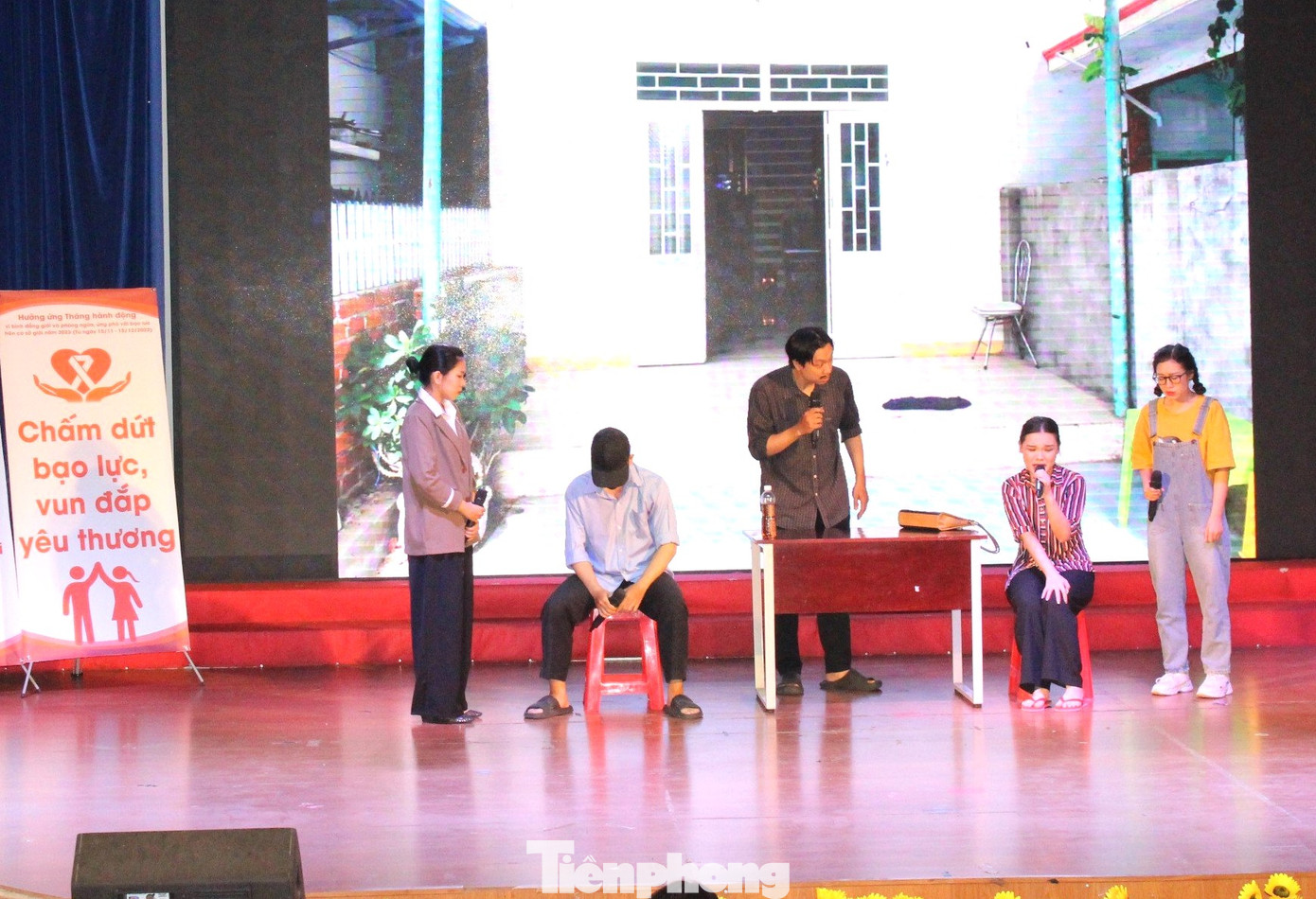 Một tiểu phẩm tại Hội thi “Tìm hiểu Luật bình đẳng giới, luật phòng chống bạo lực gia đình”.