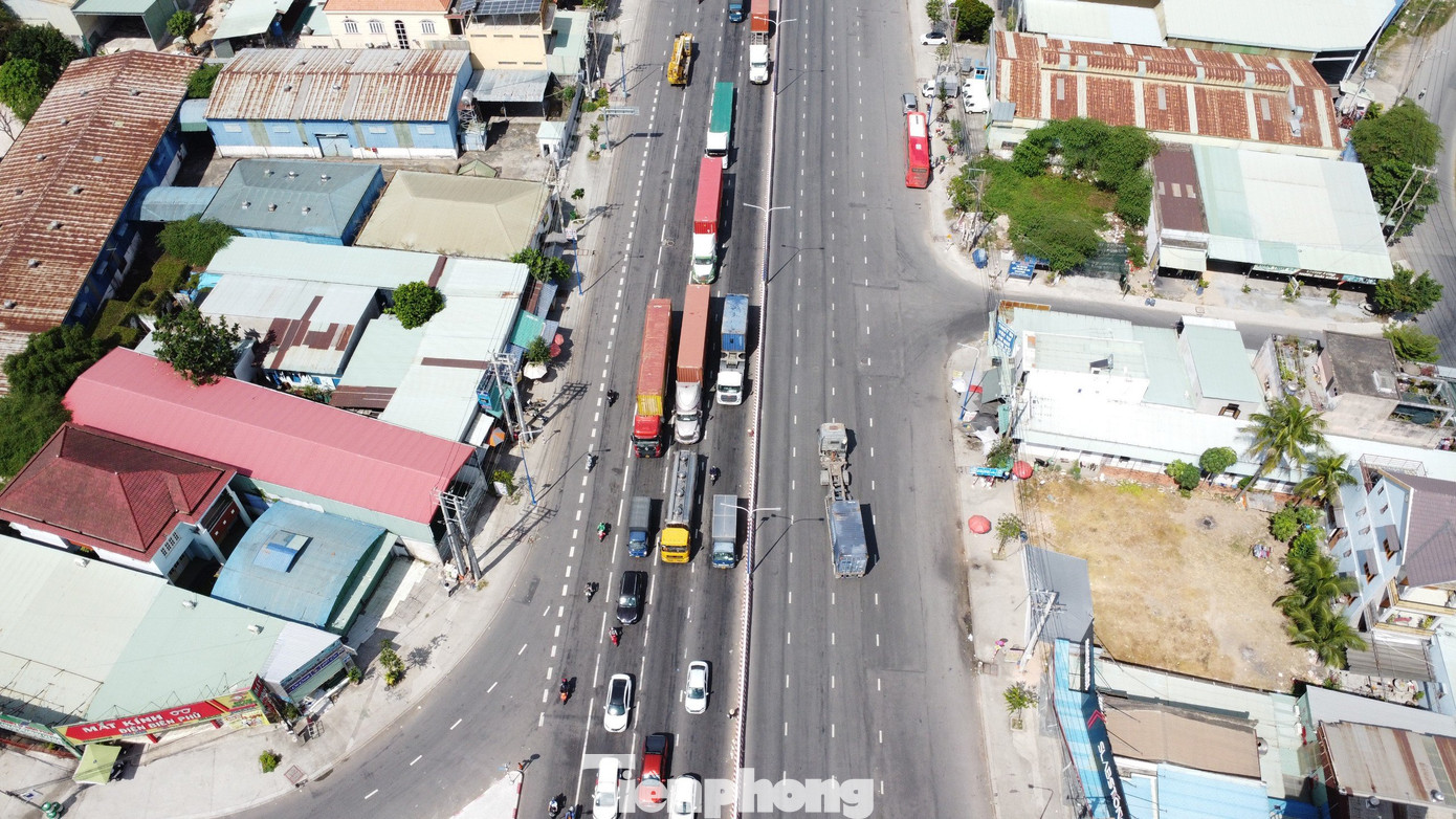 Cuối năm 2015, Bình Dương khởi công dự án nâng cấp mở rộng tuyến ĐT 743, đoạn từ Miếu Ông Cù về cầu vượt Sóng Thần, qua 3 thành phố Tân Uyên, Thuận An và Dĩ An, dài khoảng 12km, vốn đầu tư hơn 1.000 tỷ đồng. Trước đây đường chỉ có 4 làn, chưa có dải phân cách cứng, hiện nay đã được nâng cấp, mở rộng lên 6 làn xe.