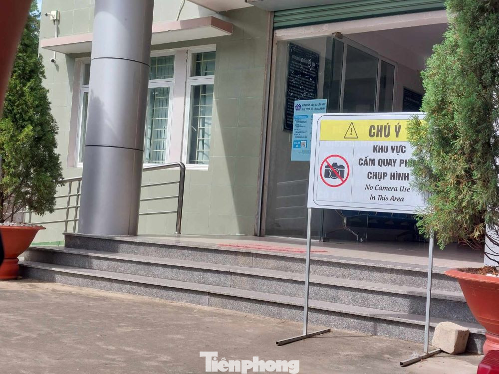 Biển cấm được gắn trước cửa ra, vào phòng tiếp nhận, giải quyết hồ sơ bảo hiểm Biển cấm được gắn trước cửa ra, vào phòng tiếp nhận, giải quyết hồ sơ bảo hiểm