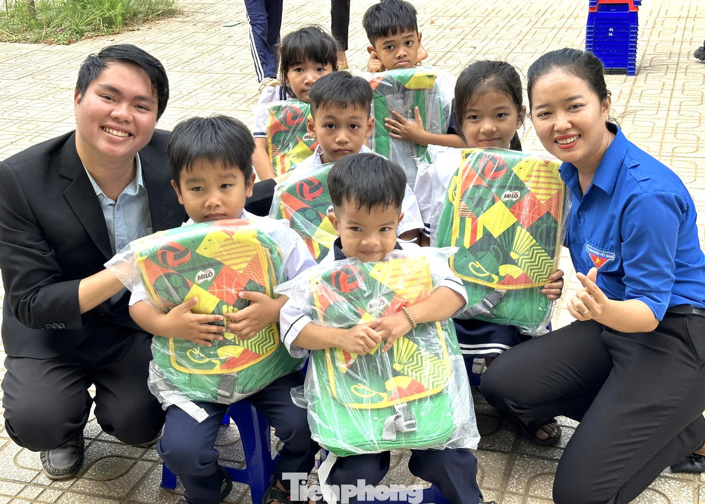 Các em nhỏ vui mừng khi nhận được quà từ các anh, chị đoàn viên thanh niên