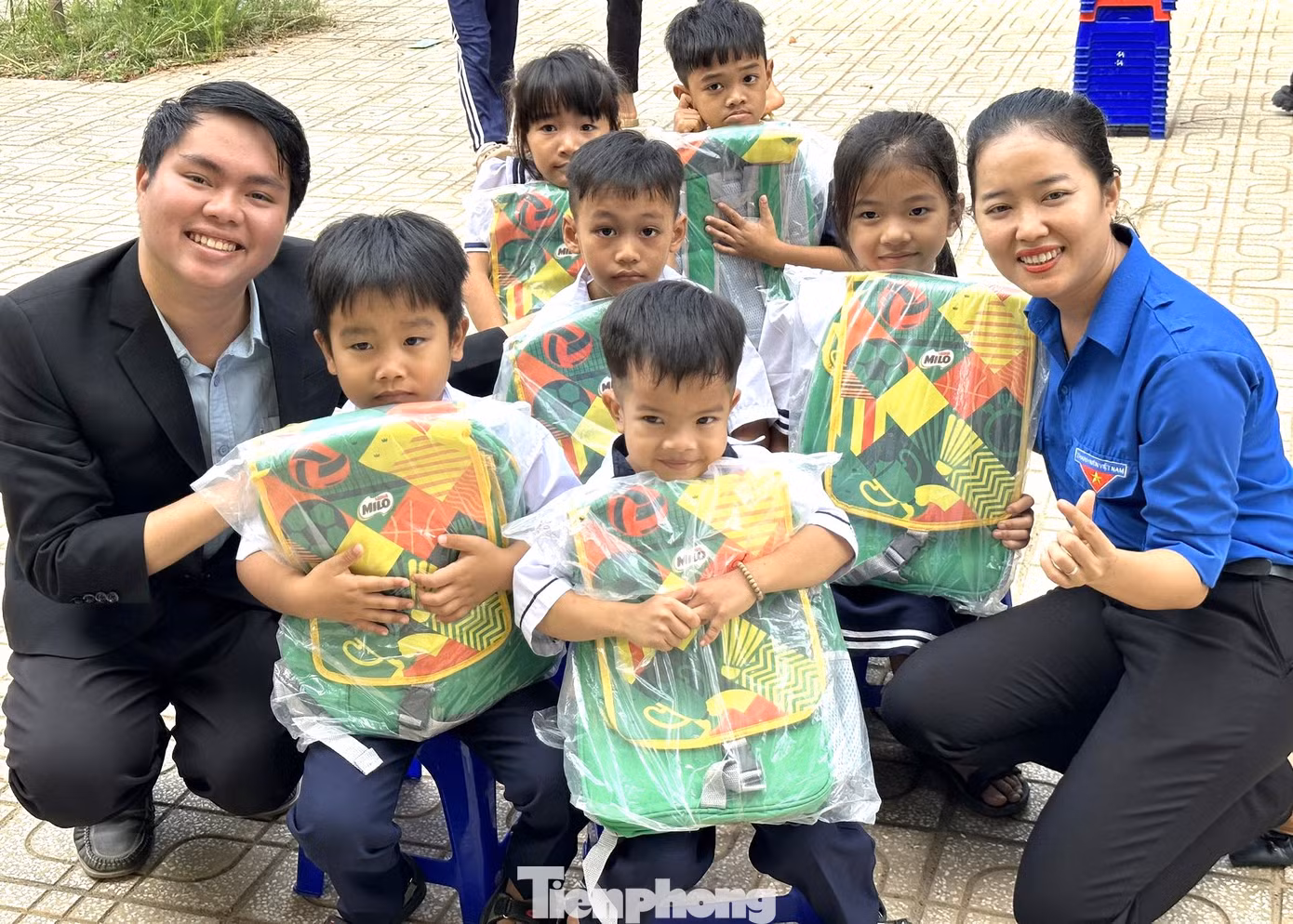 Các em nhỏ vui mừng khi nhận được quà từ các anh, chị đoàn viên thanh niên