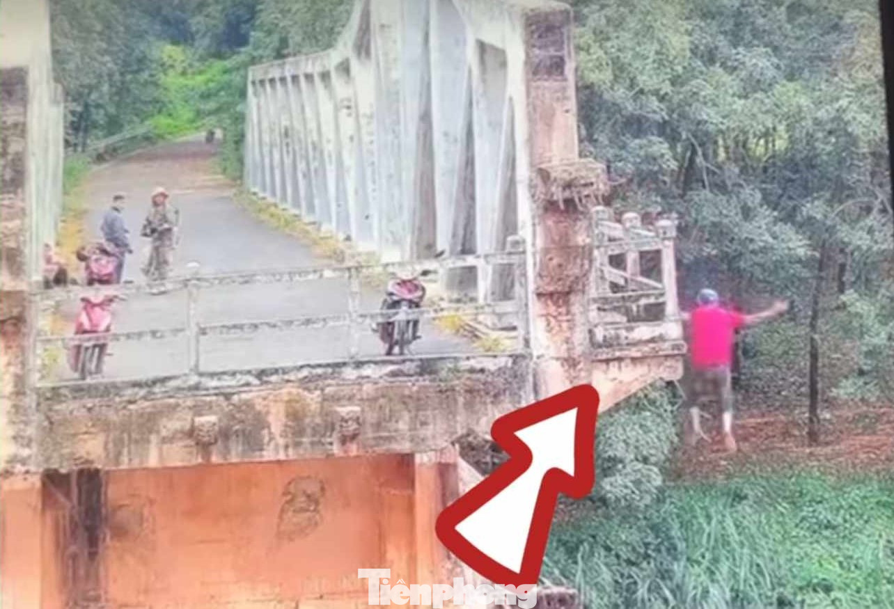 Hình ảnh ghi lại cảnh nam thanh niên đi xe máy tới rồi nhảy xuống sông vào ngày 15/11. Hình ảnh ghi lại cảnh nam thanh niên đi xe máy tới rồi nhảy xuống sông vào ngày 15/11.