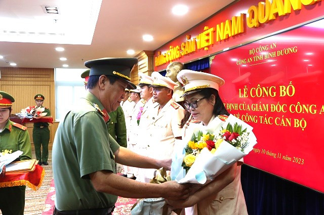 Đại tá Nguyễn Văn Dựt, Phó giám đốc Công an tỉnh Bình Dương (bìa trái) trao quyết định điều động, bổ nhiệm cho các cán bộ